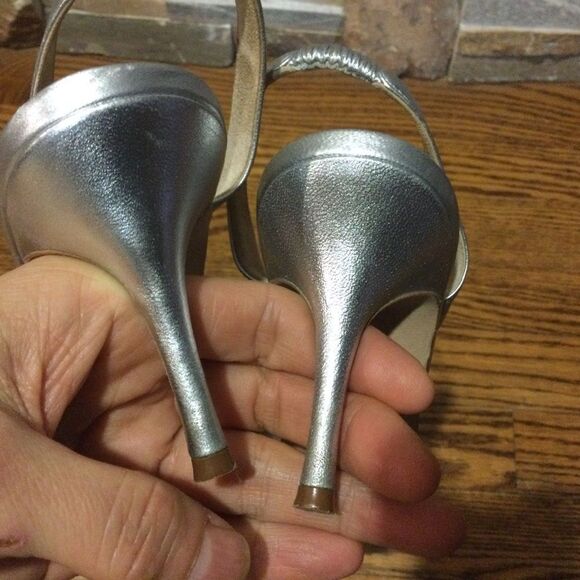 MANOLO BLAHNIK CAROLYNE 70 Silver Nappa Leather Slingback Pumps - Picture 4 of 9